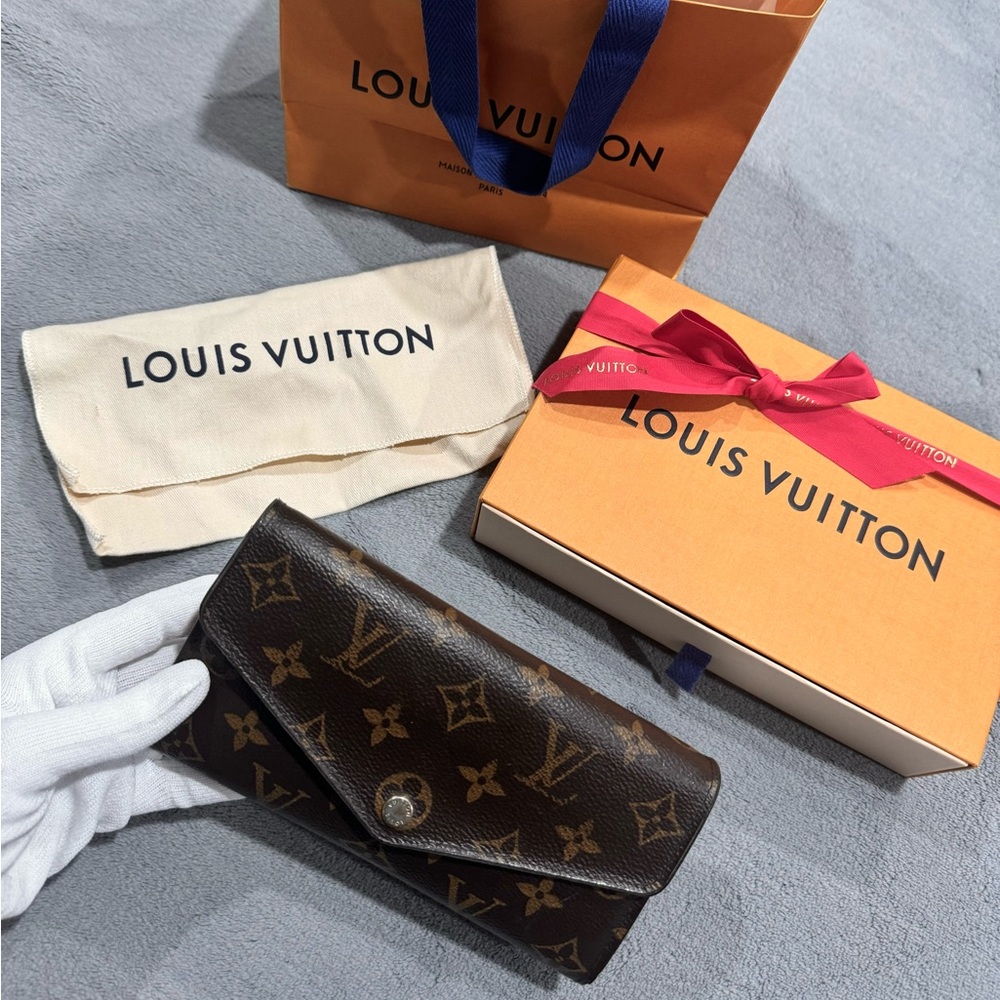 Authentic Louis Vuitton Sarah Wallet